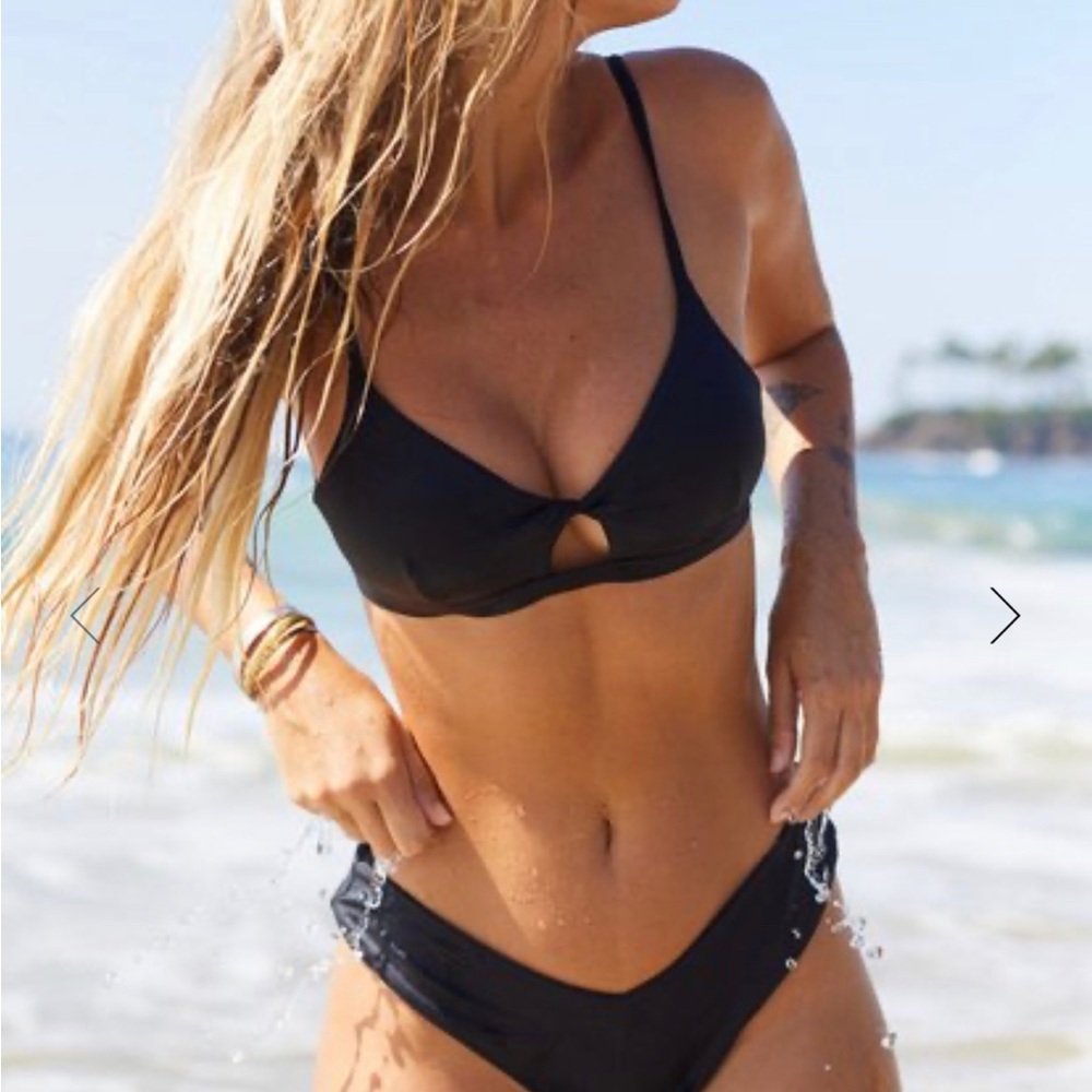 NWT Billabong Sol Searcher Twist Bikini Top. Small